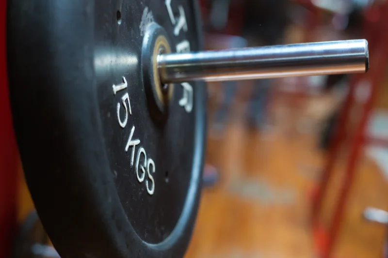 Sztanga do ćwiczeń siłowych, używana na siłowni w domu do treningu z akcesoriami fitness