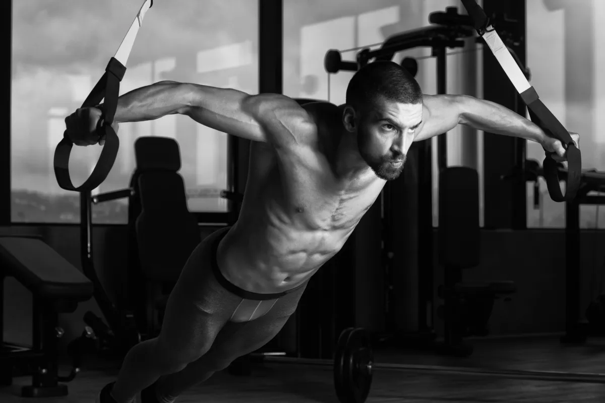 Mężczyzna trenujący w domowej siłowni – wykorzystanie sprzętu do siłowni w domu