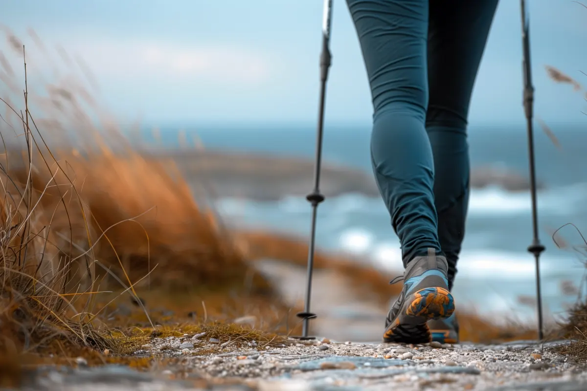 Wędrówka z kijkami nordic walking i trekkingowymi w malowniczym terenie – idealna aktywność dla zdrowia i kondycji