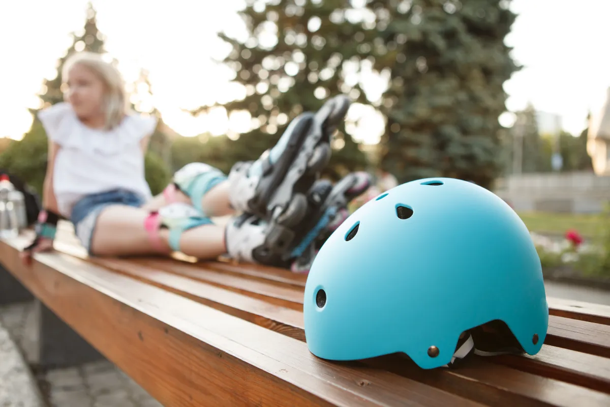 Kolorowy kask i zestaw ochraniaczy na nadgarstki, łokcie i kolana do bezpiecznej jazdy na łyżworolkach