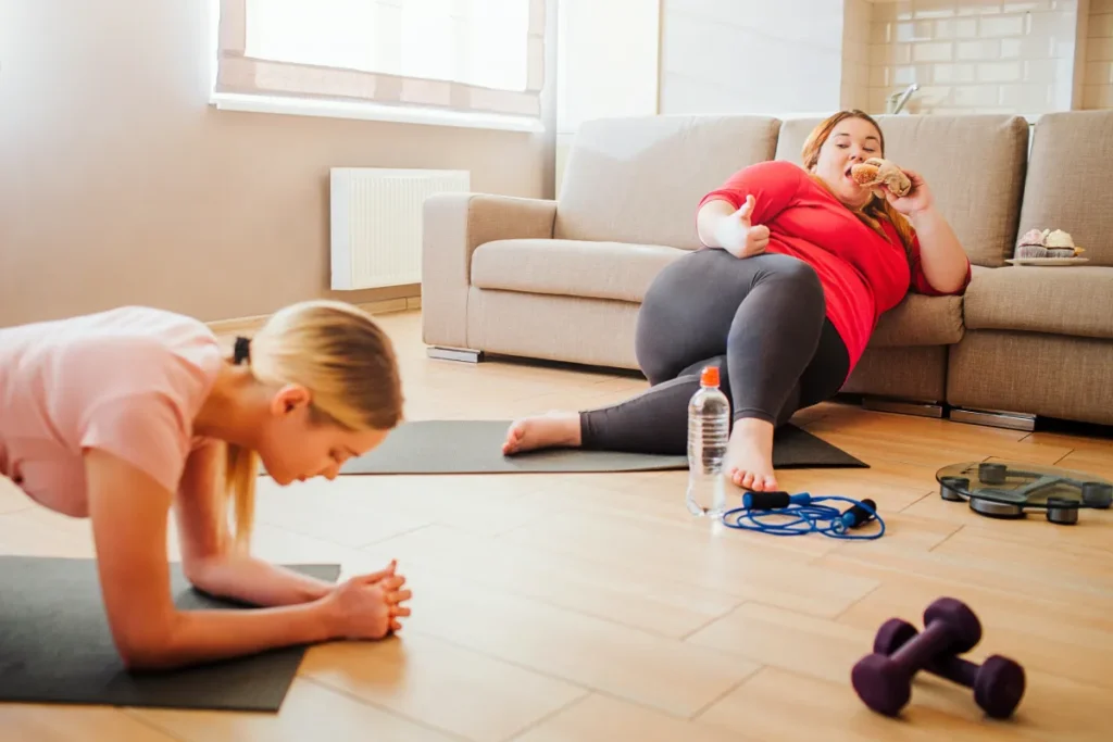 Kobiety ćwiczące na macie fitness w domowej siłowni