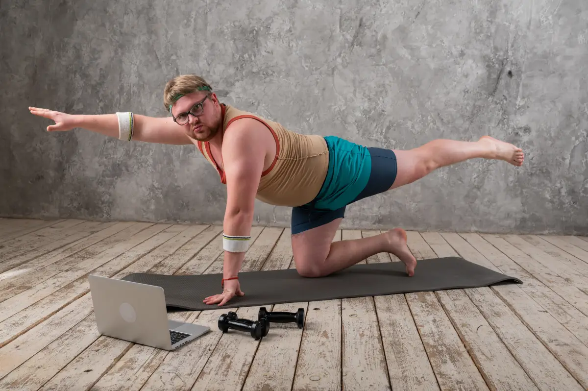 Lekko otyły mężczyzna wykonujący ćwiczenia cardio na macie w domu, skupiony na spalaniu kalorii i poprawie kondycji