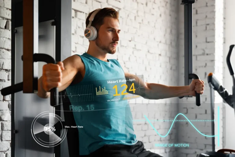 Mężczyzna wykonujący trening w domowej siłowni z wykorzystaniem AI w fitnessie
