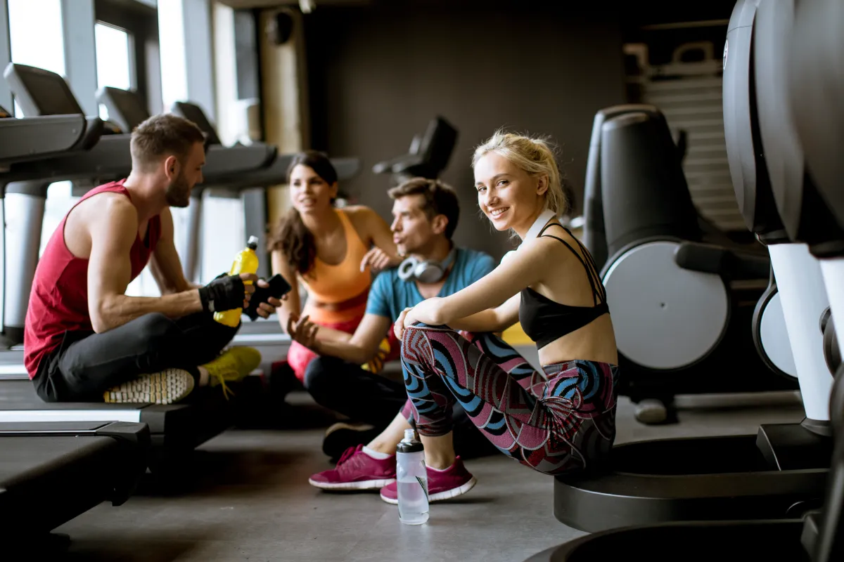 Grupa młodych ludzi ćwicząca na sali treningowej – wspólny trening funkcjonalny i motywacja do ćwiczeń