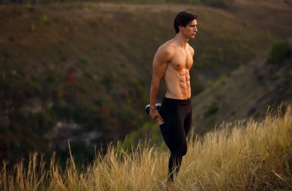 Młody człowiek prezentuje efekty skutecznego treningu na redukcję tkanki tłuszczowej z pomocą poradników z Akademii Fitlle.pl