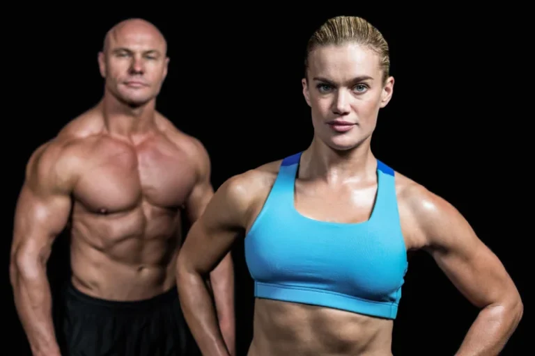 Para po treningu siłowym w domu prezentuje mięśnie