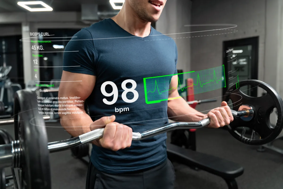 młody człowiek trenuje biceps w siłowni domowej według najnowszych trendów w fitnessie w 2025 roku