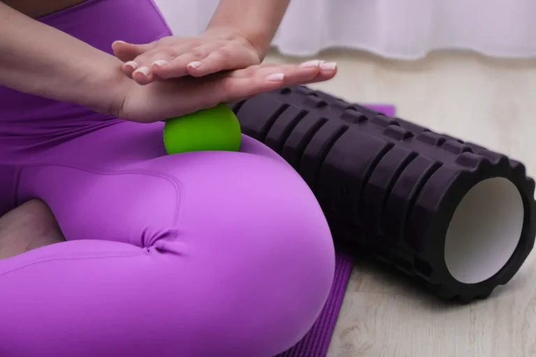 trening sensomotoryczny z użyciem piłek do masażu i maty do ćwiczeń w domu